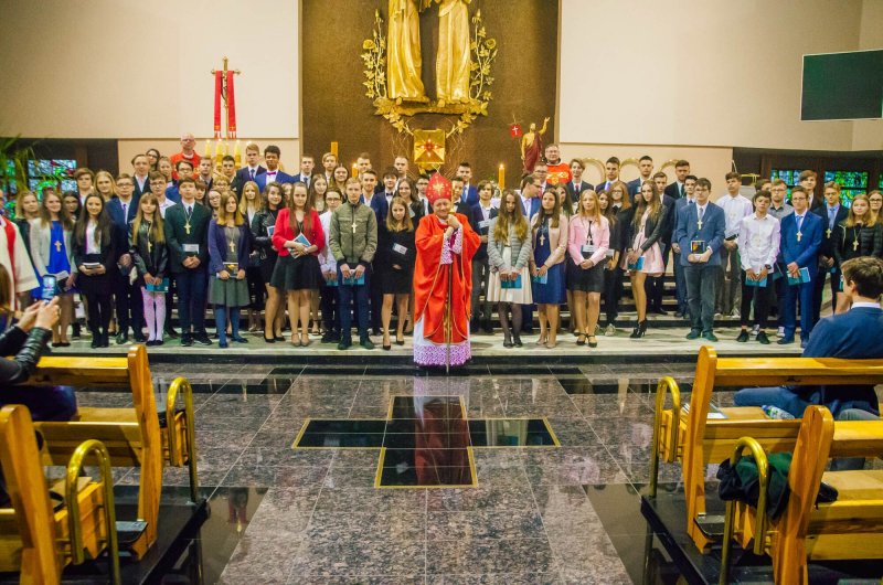 W czwartek, 30 maja grupa młodzieży z naszej parafii przyjęła sakrament bierzmowania.