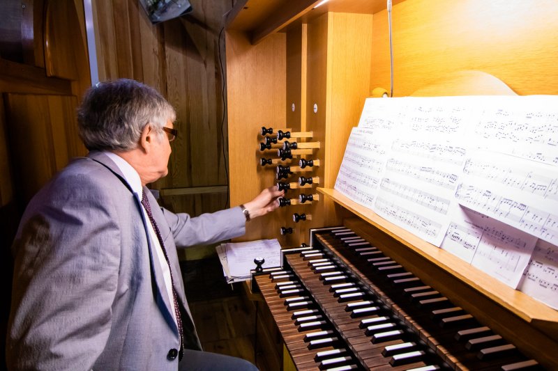 MEDYTACJE O TAJEMNICY EUCHARYSTII - muzyczne rozważanie poprowadzili Elżbieta Grodzka-Łopuszyńska (sopran) i Julian Gembalski (organy)